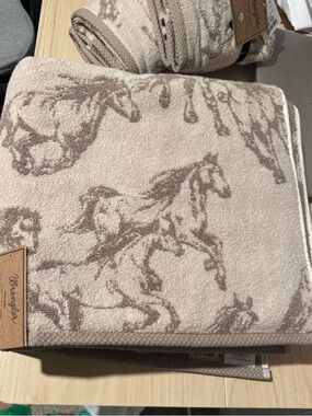 Wrangler Taupe and Brown Horse-Print 2 bath towels + 2 hand towels - NWT